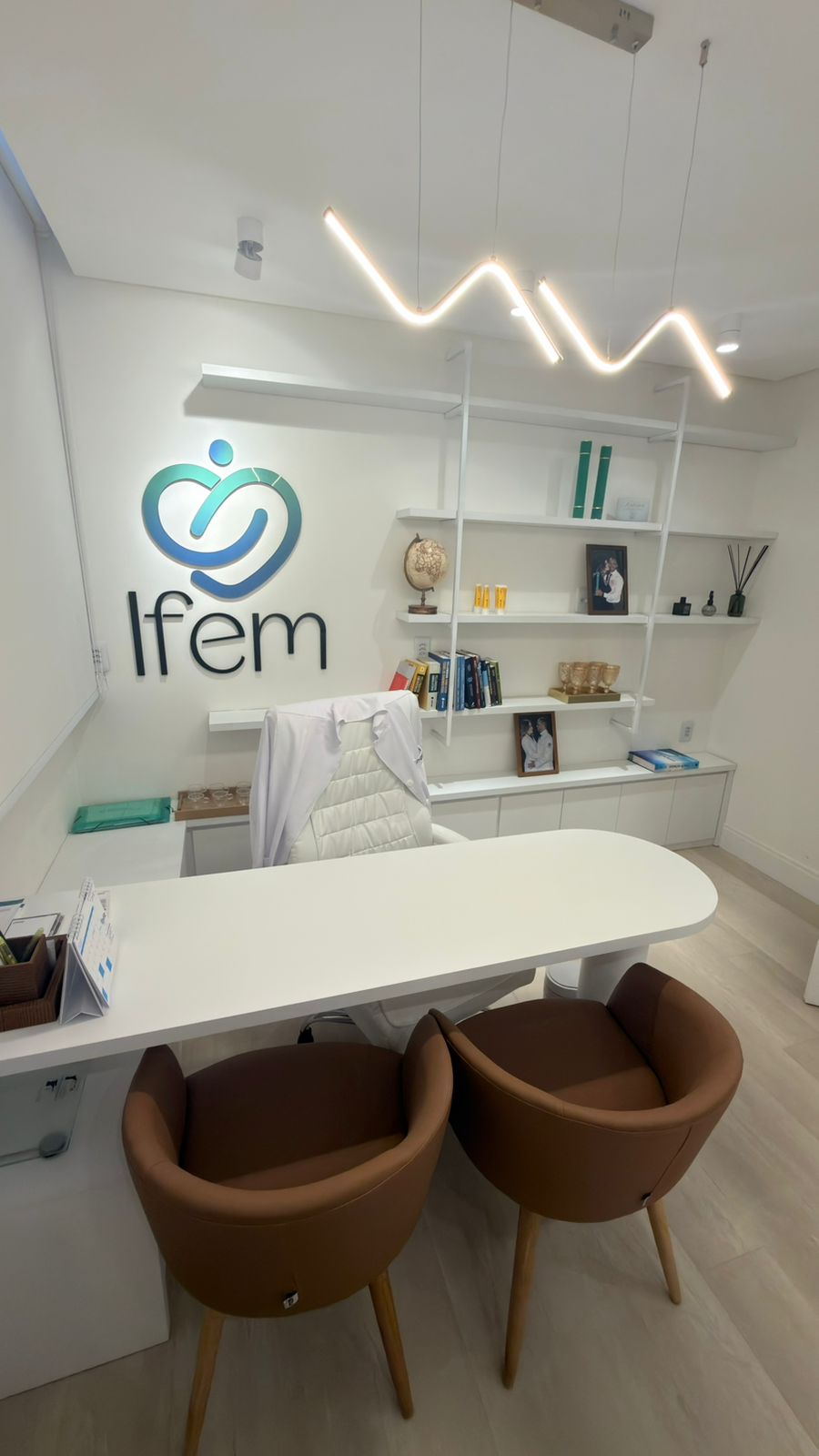 Recepção da clínica IFEM, ambiente clean com identidade visual da marca